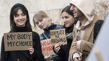 Demonstranten protestieren gegen die Konferenz "Das islamische Kopftuch - Symbol der Würde oder der Untedrückung?" an der Goethe-Universität in Frankfurt.