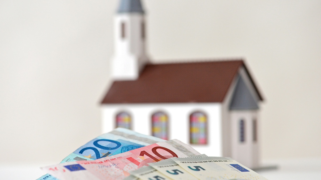 Spielzeugkirche mit Geldscheinen