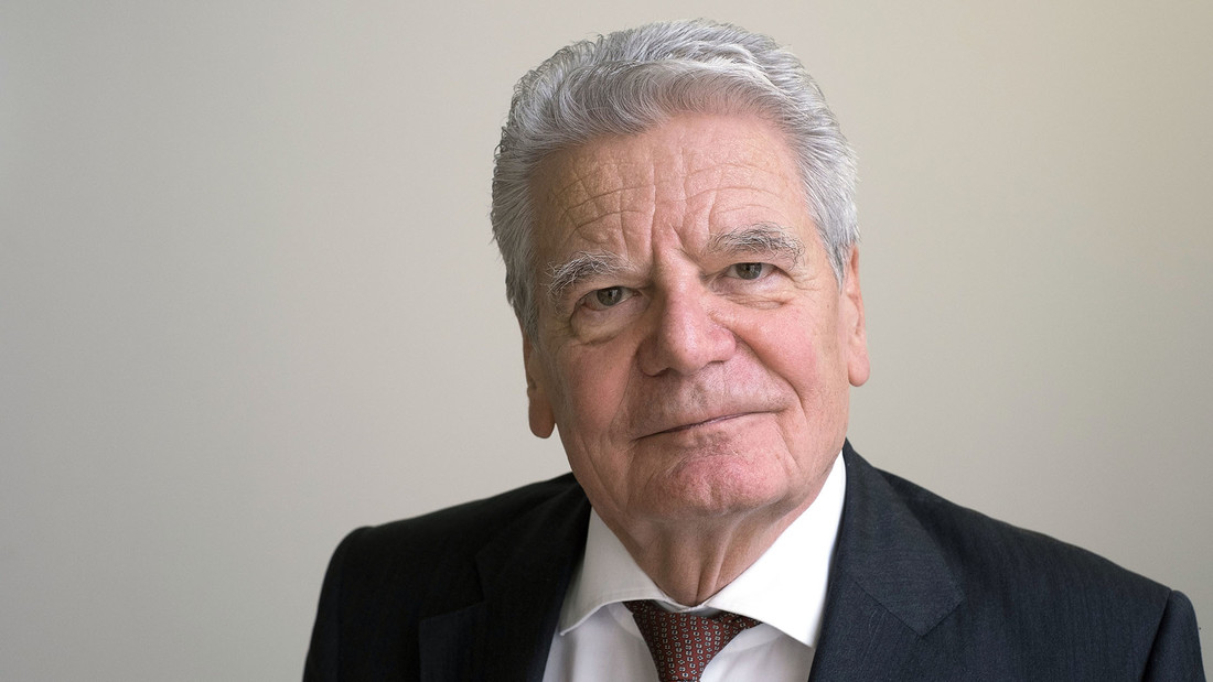 Portrait von Joachim Gauck vor neutralem grauen Hintergrund