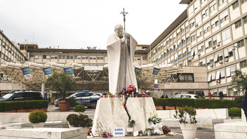 Statue von  Papst Johannes Paul II. Agostino Gemelli-Klinik in Rom mit Blumen für den erkrankten  Papst Franziskus.