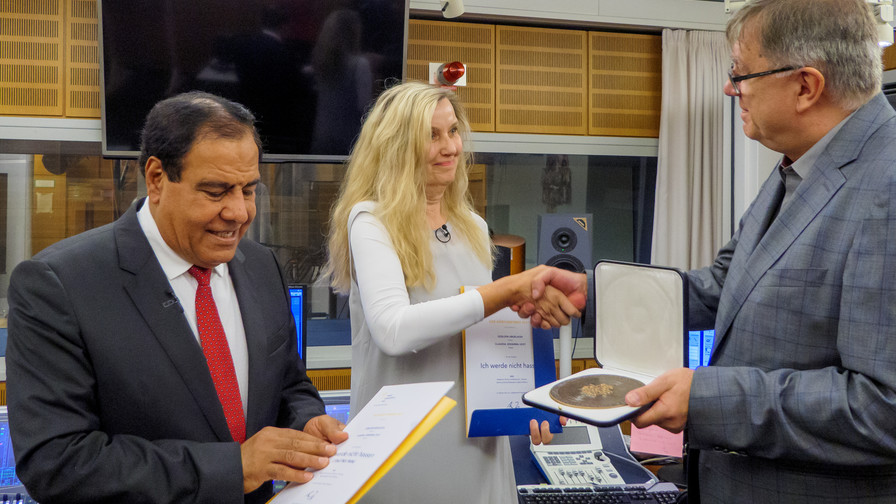 Gratulation an die Hörfunk-Preisträger Izzeldin Abuelaish und Claudia Johanna Leist, rechts: Dr. Thomas Dörken-Kucharz, Programmgeschäftsführer