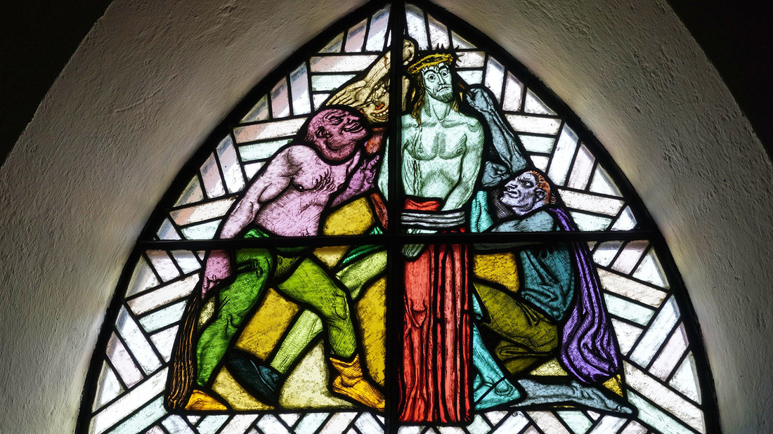 Buntglasfenster zur Geisselung Jesu in der evangelischen Kreuzkirche Oberammergau 