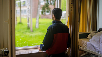 Ein Flüchtling aus Syrien blickt aus dem Fenster seiner Unterkunft in der Erstaufnahmeeinrichtung für Geflüchtete in Bramsche-Hesepe in Niedersachen bei Osnabrueck.