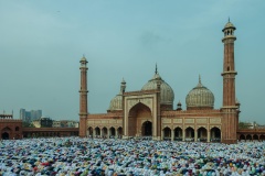 Gebet vor einer Moschee in Indien anlässlich des Festes Eid al-fitr