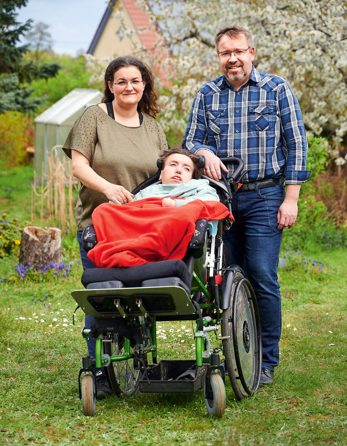 Ricardo (im Rollstuhl) wird gut umsorgt von Mutter Katja und Vater Mario