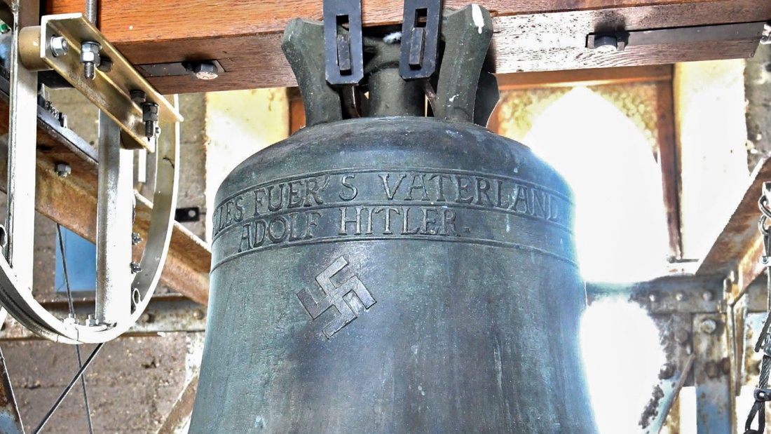 Glocke mit Hakenkreuz und NS-Inschrift im Turm der evangelischen Jakobskirche im rheinland-pfaelzischen Herxheim am Berg.