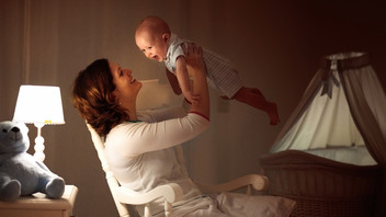 Mutter und Baby im Schlafzimmer