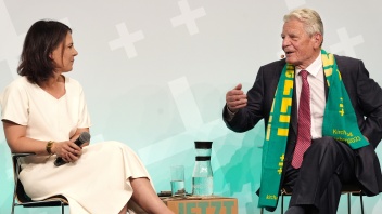 Annalena Baerbock spricht mit Joachim Gauck