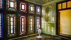 Raum im Haus des Bab in Shiraz mit grün, rot und blau verzierten Fenstern