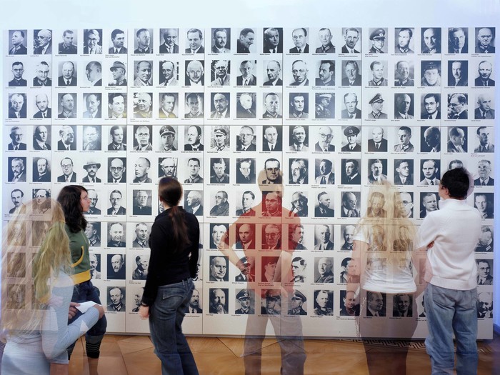 Berlin. Bendler-Block, ehemaliges Oberkommando des Heeres. In der Gedenkstätte zeigt eine Bildtafel die Portraits von Widerständlern gegen die Hitlerdiktatur. Darunter auch das Foto von Stauffenberg