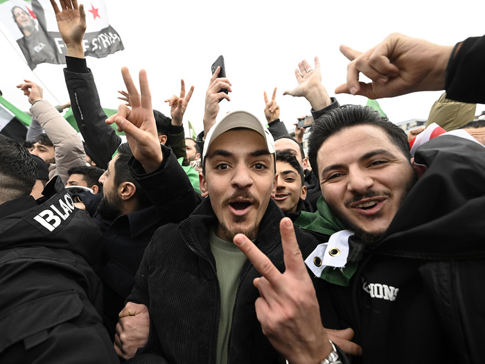 Junge Syrer feiern in Essen den Zusammenbruch des Assad-Regimes, 08.12.24