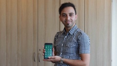 Arjen Sepanji (24) hat für die Luthergemeinde Bahrenfeld eine App entwickelt.
