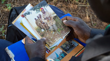Walter Kidega aus Uganda zeigt Fotos und Dokumente aus der Zeit bei der ugandischen Rebellengruppe Lord's Resistance Army (LRA) 