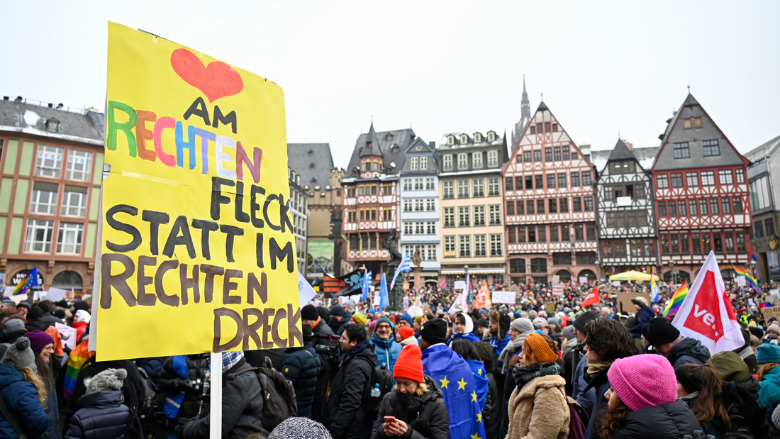 Demonstranten auf dem Römerberg in Frankfurt am Main.