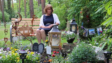 Tanja Albroscheit am Grab ihres Sohnes Marco