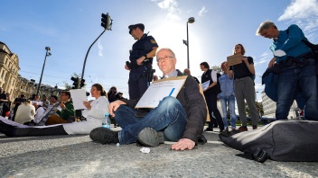 Klimaaktivisten, u.a. Nürnberger Jesuitenpater Jörg Alt auf der Straße