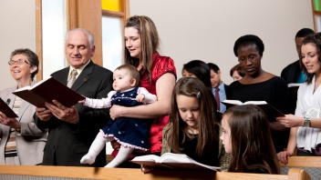 Familie Opa, Mutter und Baby  und Kindern im Gottesdienst
