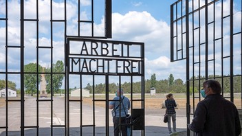 KZ-Gedenkstätte Sachsenhausen Eingangstor zum ehemaligen Häftlingslager mit dem Schriftzug "Arbeit macht frei"