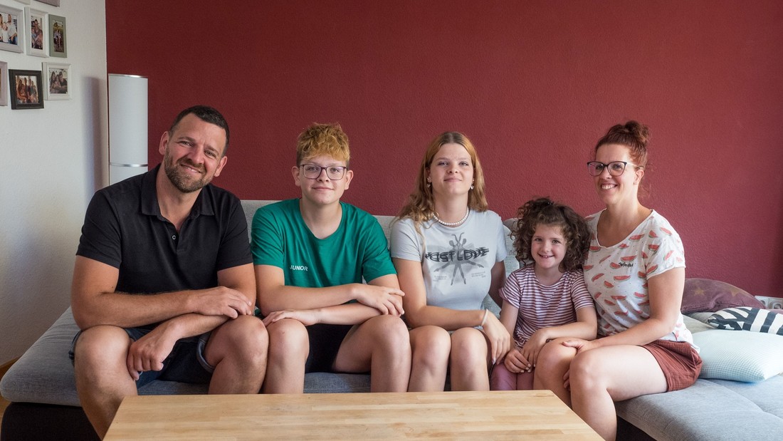 Familie Hermann gemeinsam auf der Couch