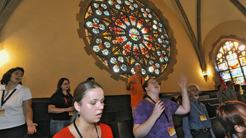 Menschen beim offenen Gospelsingen in der Karlsruher Christuskirche