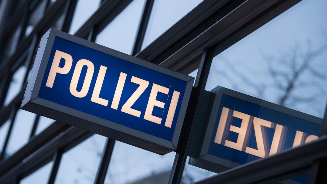 Der Schriftzug "Polizei" am 1. Polizeirevier auf der Zeil in Frankfurt am Main.