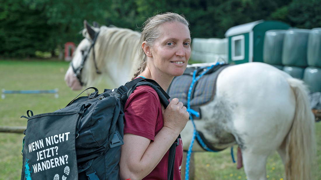 Ivonne Altmann mit Pferd in Reppenstedt bei Lüneburg vor dem Start der nächsten Etappe der Mut-Tour 