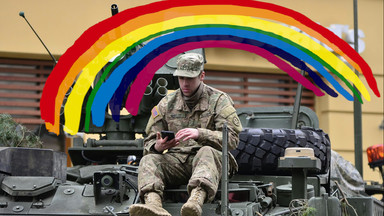 Soldat auf Panzer unterm Regenbogen