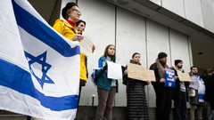 junge Menschen von Fridays for Israel stehen vor dem Eingang der Mensa der Freien Universität Berlin. 
