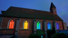 Regenbogen-Lichtinstallation des Berliner Künstlers Götz Lemberg in Kirchenfenstern