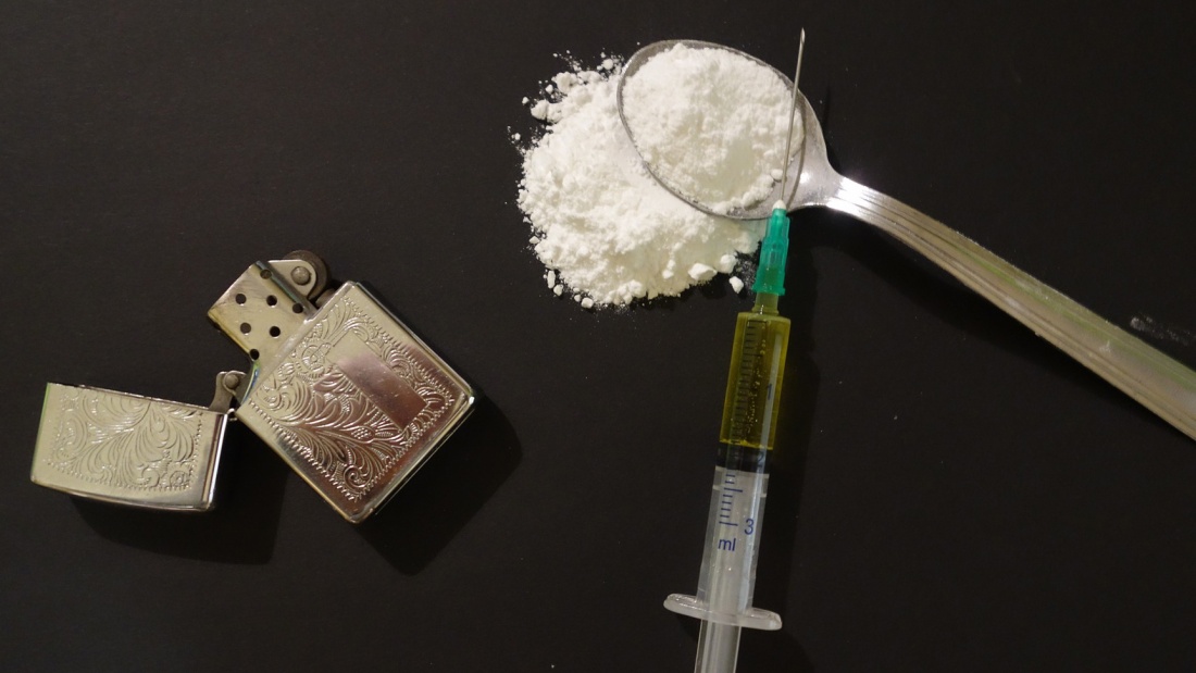 Heroin mit Spritze und Feuerzeug