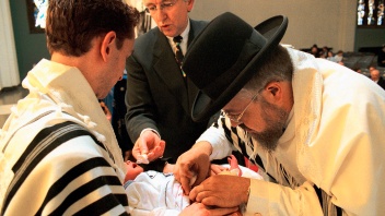 Ein Baby wird während einer jüdischen Beschneidungszeremonie in der Synagogengemeinde in Köln beschnitten.