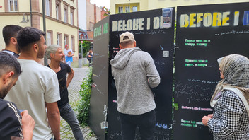 Thomas Amberg im Gespräch mit Teilnehmern eines Integrationskurses über das Street-Art-Projekt.