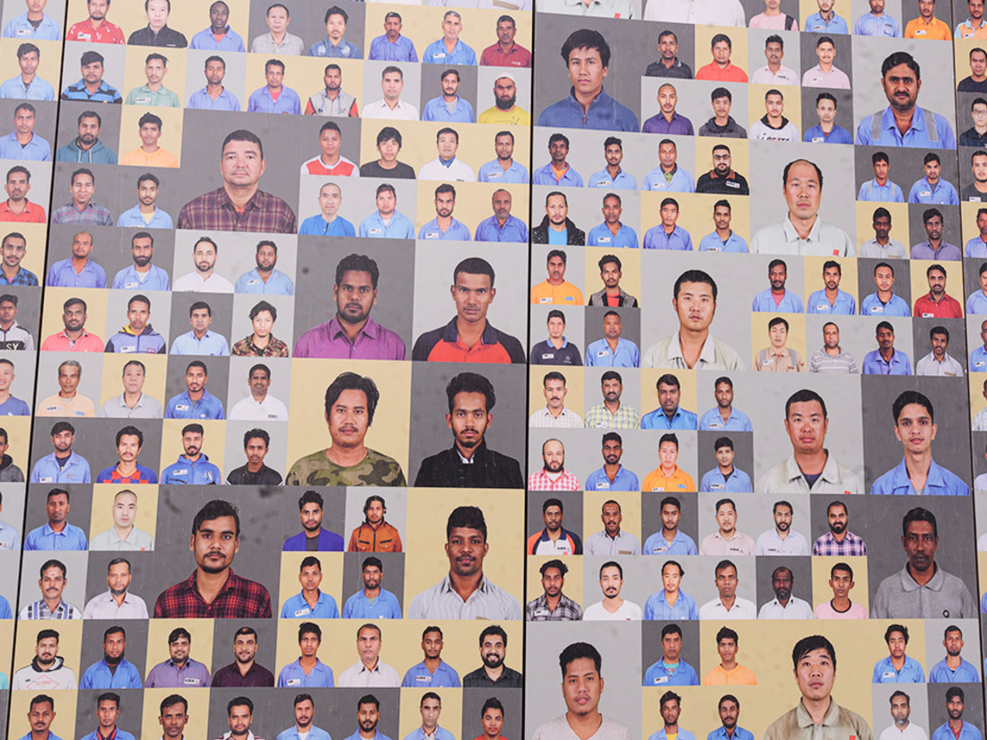 Porträts einiger Menschen, die unter desaströsen Bedinungen am Bau des WM-Stadions in Katar mitgeholfen haben. 