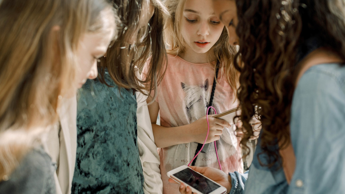 Social Media kann toll sein, auch für Kinder. Aber es muss sicher sein. Nyzzu bietet "Safety by design"