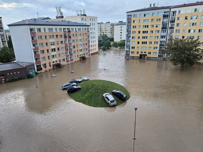 Autos auf einem Rodelberg in Opava, Tschechien, den die Flut umschließt