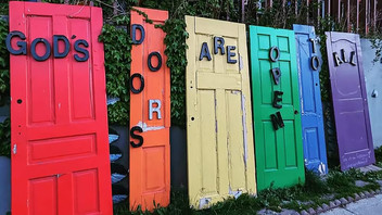 Bunte Türen in Regenbogenfarben