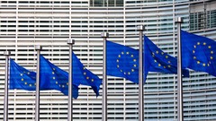 Viele Europaflaggen im Wind vor dem Hauptquatier der Europäischen Kommission in Brüssel. 