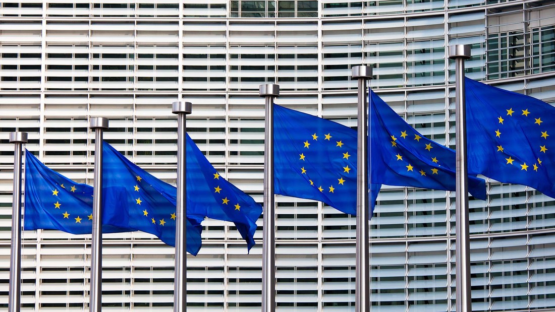 Viele Europaflaggen im Wind vor dem Hauptquatier der Europäischen Kommission in Brüssel. 