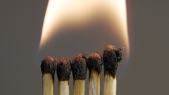 Fünf Streichhölzer brennen mit einer großen hellen Flamme