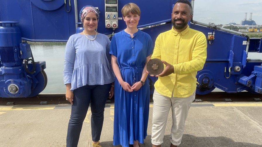 Hörfunk-Preisträger Merve Kayikci, Steffi Fetz und Malcolm Ohanwe mit der Robert-Geisendörfer-Medaille