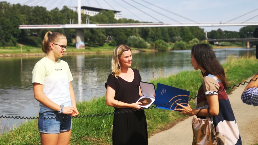 Preisübergabe: Janne, Agnes Lisa Wegner und Moderatorin Vivian Perkovic