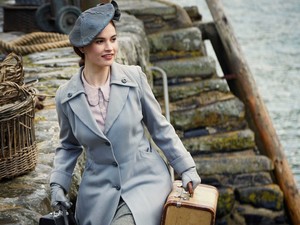 Juliet (Lily James) bei ihrer Ankunft auf Guernsey