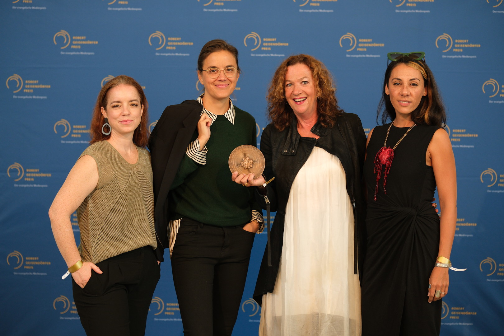 Catalina Flórez (r.) und Isabell Šuba (2.v.l.) 