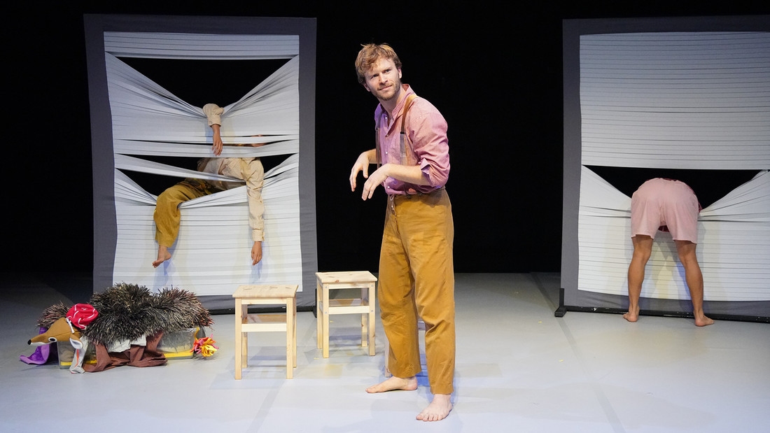 Drei Schauspieler auf einer Bühne spielen das Theaterstück "Ceren Oran" "Theater Mummpitz".