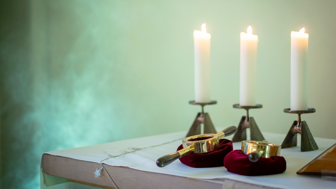 Klingelbeutel auf dem Altar 