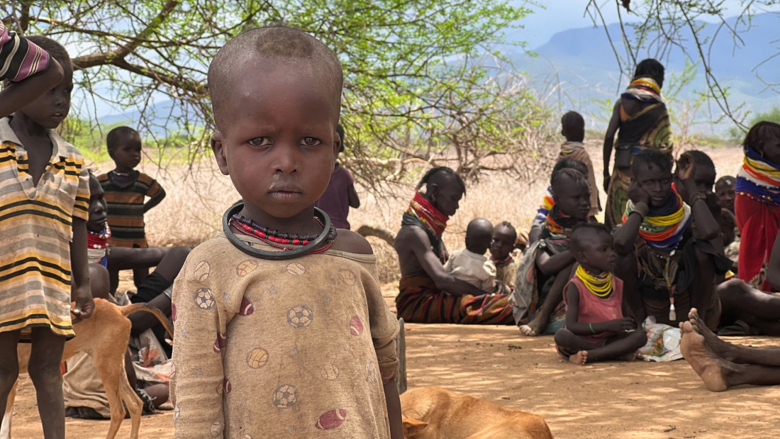 Kleines Kind in Kenia blickt in die Kamera