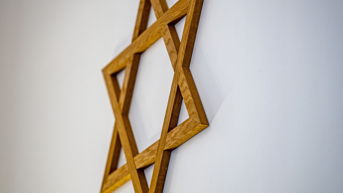 Ein Davidstern hängt an einer Wand im Gebetsraum einer Synagoge