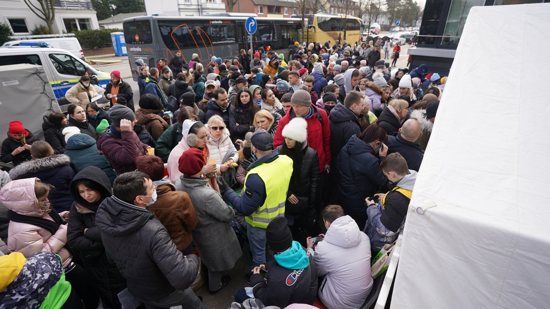 Ukrainische Flüchtlinge warten vor der Registrierungsstelle für Flüchtlinge des Amtes für Migration in Hamburg