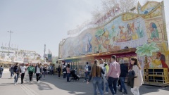 Viele Menschen laufen über das Stuttgarter Frühlingsfest 