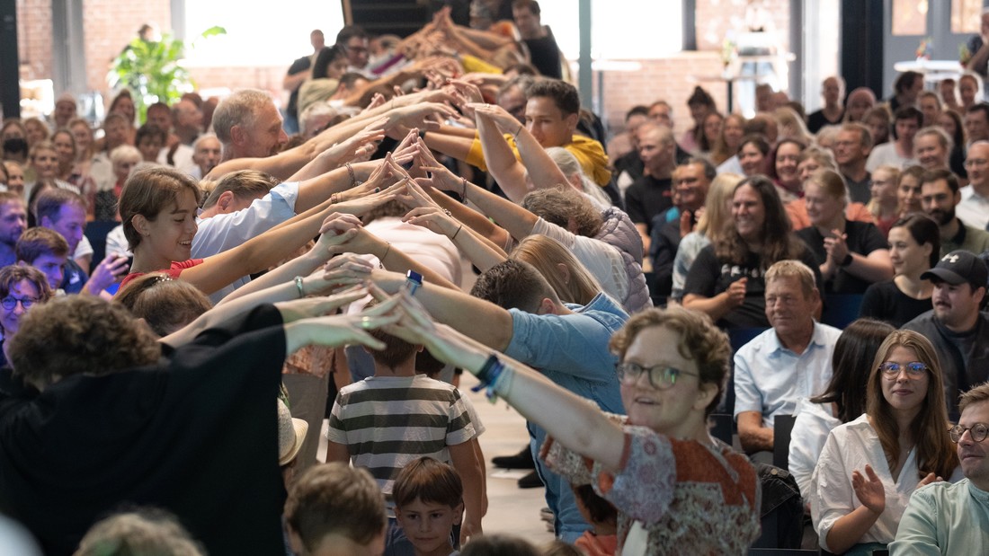 Viele Menschen, die sich teilweise an den Händen halten